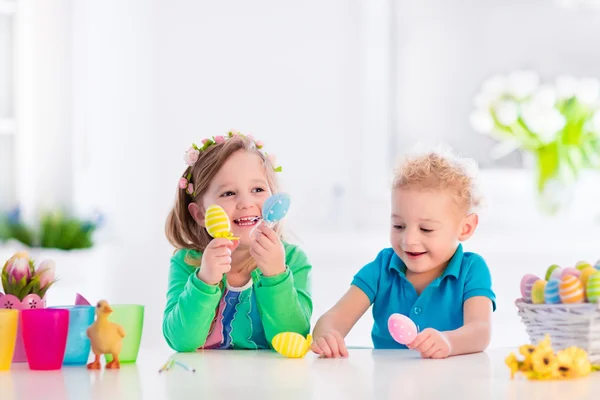 Barn med färgglada påskägg — Stockfoto