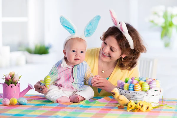 Mor och barn firar påsk hemma — Stockfoto