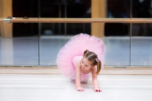 Pequena bailarina na aula de ballet — Fotografia de Stock