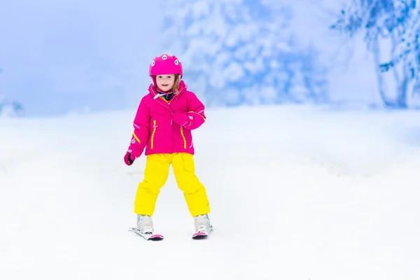 Niña esquiando en las montañas en invierno —  Fotos de Stock