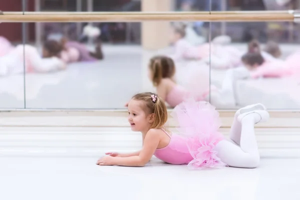 Bailarina en clase de ballet —  Fotos de Stock