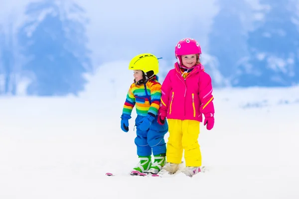 Deux enfants skient dans les montagnes enneigées — Photo
