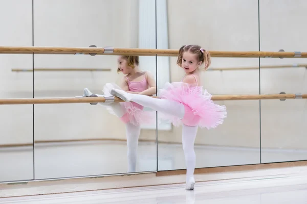 Pequena bailarina na aula de ballet — Fotografia de Stock