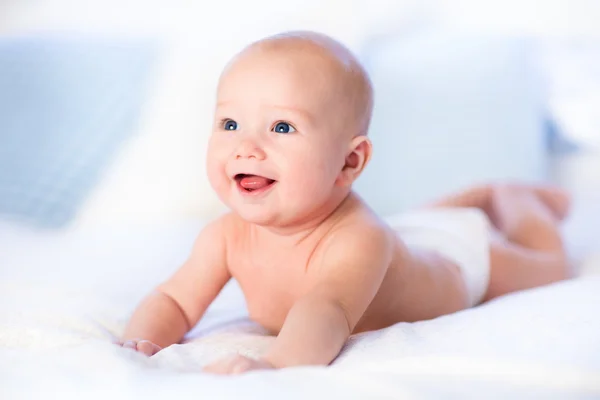 Bambino ragazzo su letto bianco — Foto Stock