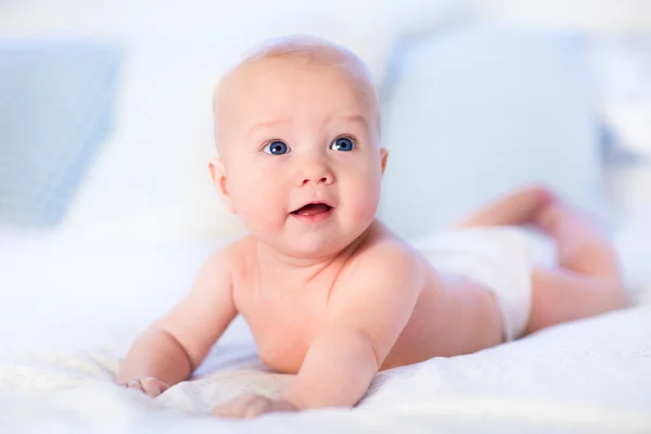 Beyaz yatakta erkek bebek — Stok fotoğraf
