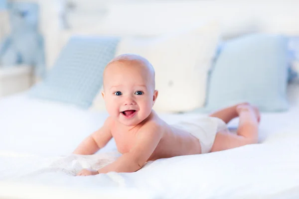 Junge auf weißem Bett — Stockfoto