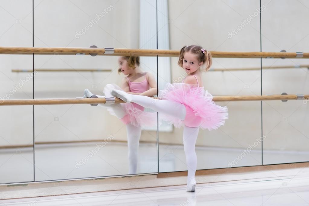 royalty død vejviser Little ballerina at ballet class Stock Photo by ©FamVeldman 95835198