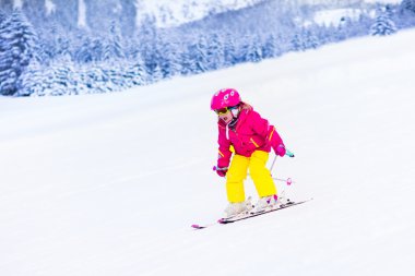 Küçük kız dağlarda Kayak