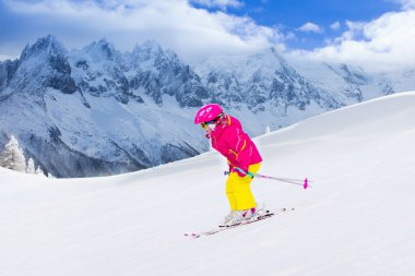 Küçük kız dağlarda Kayak