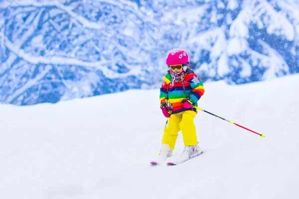 在高山滑雪的小女孩 — 图库照片