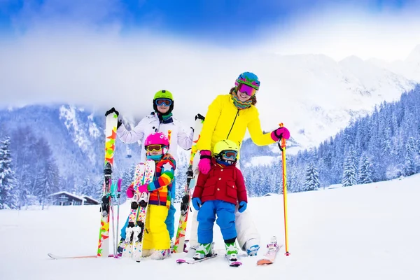 Familia con niños en vacaciones de esquí de invierno — Foto de Stock