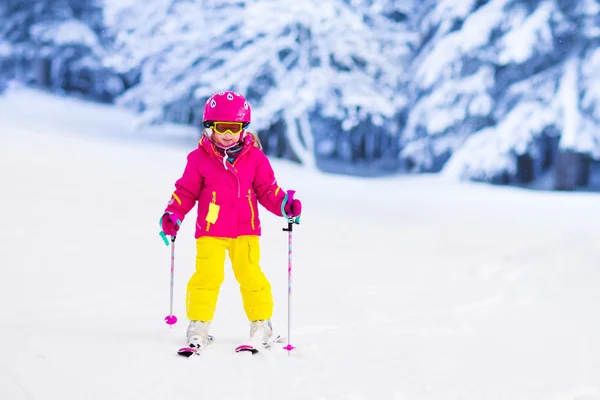 Kleines Mädchen beim Skifahren in den Bergen — Stockfoto