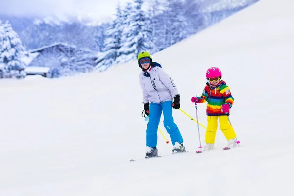 孩子们在山上滑雪 — 图库照片