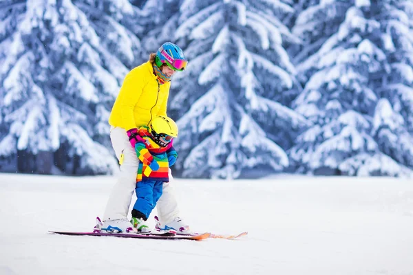 Mother and little boy learning to ski — Stock Photo, Image