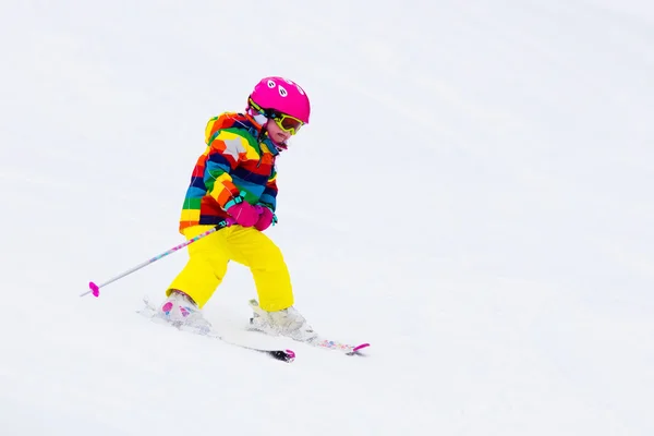 Meisje skiën in de bergen — Stockfoto