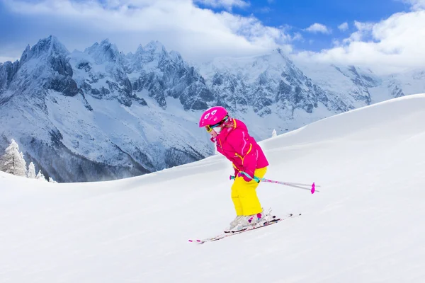 Petite fille ski dans les montagnes — Photo