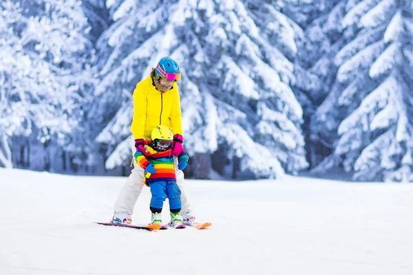 Matka i mały chłopiec nauka na nartach — Zdjęcie stockowe