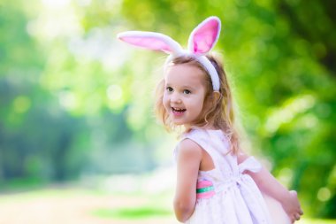 Paskalya tavşan kulaklı küçük kız