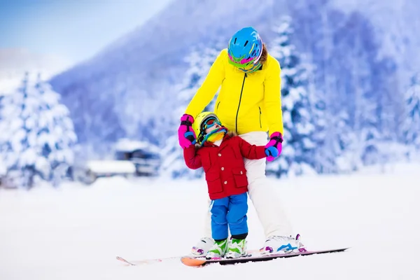母と少年スキー学習 — ストック写真