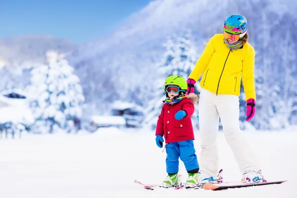 Mother and little boy learning to ski — Stock Photo, Image