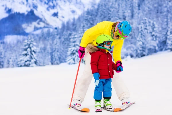 Madre e bambino imparare a sciare — Foto Stock