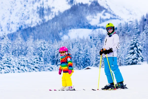 Crianças esquiando nas montanhas — Fotografia de Stock