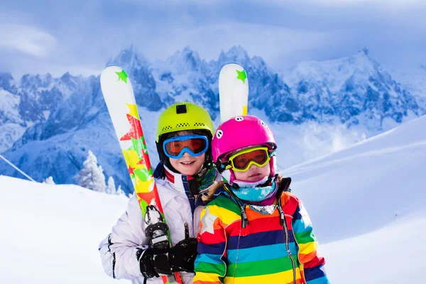 Kinder beim Skifahren in den Bergen — Stockfoto