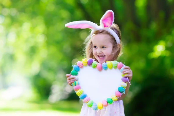 Kleines Mädchen mit weißem Brett für Ostergrüße — Stockfoto
