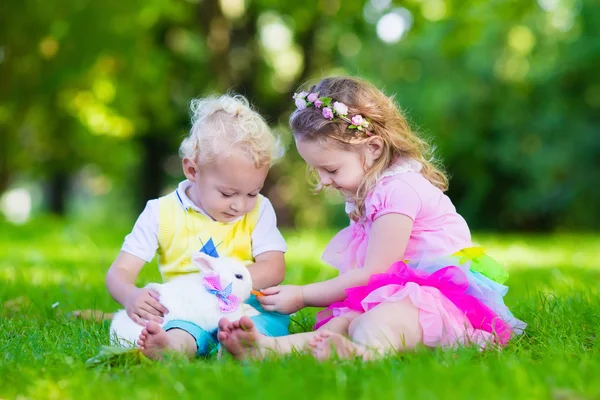 Niños jugando con conejo real —  Fotos de Stock