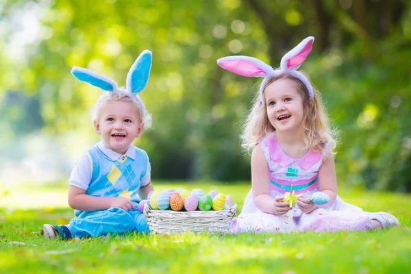 Enfants sur la chasse aux œufs de Pâques — Photo