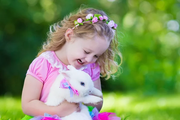 Bambini che giocano con il coniglio domestico — Foto Stock