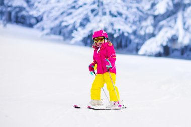 Küçük kız dağlarda Kayak