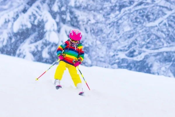 在高山滑雪的小女孩 — 图库照片