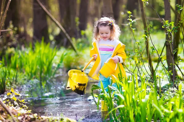 Niña atrapando una rana — Foto de Stock