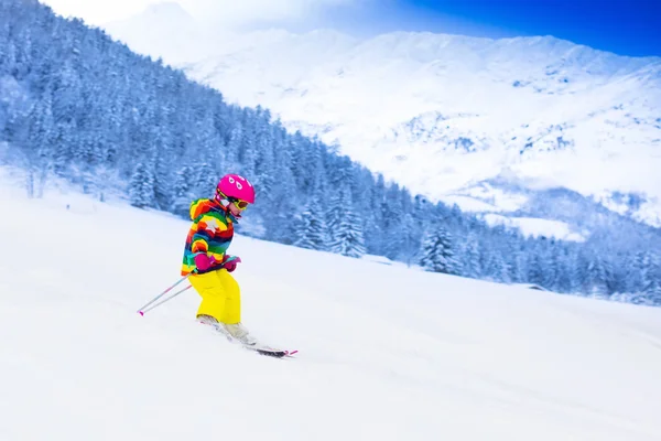 Kleines Mädchen beim Skifahren in den Bergen — Stockfoto