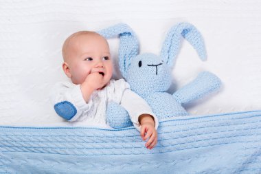 Mavi örgü bunny oyuncakla oynamak erkek bebek