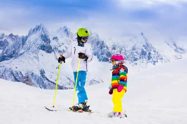 Дети катаются на лыжах в горах — стоковое фото
