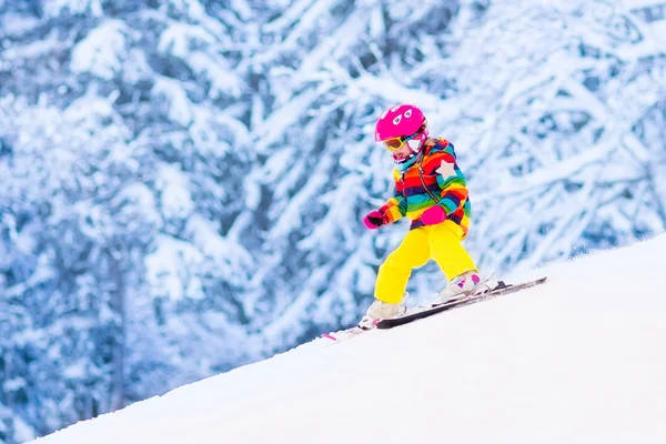 Petite fille ski dans les montagnes — Photo