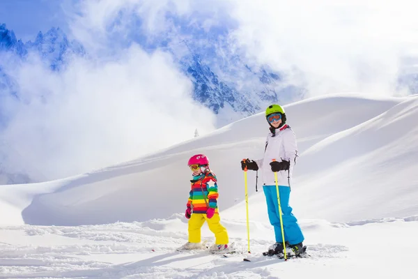 Ski pour enfants en montagne — Photo