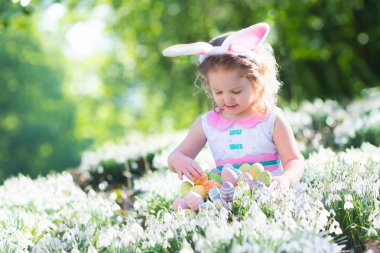 Paskalya tavşan kulaklı küçük kız