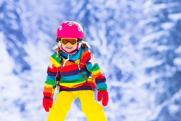 Meisje skiën in de bergen — Stockfoto