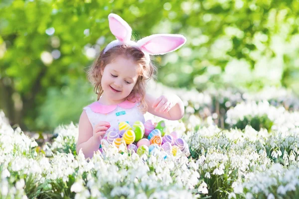 Niña con orejas de conejo de Pascua — Foto de Stock