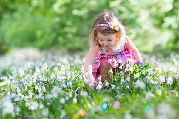 Dziewczynka na Easter egg hunt — Zdjęcie stockowe