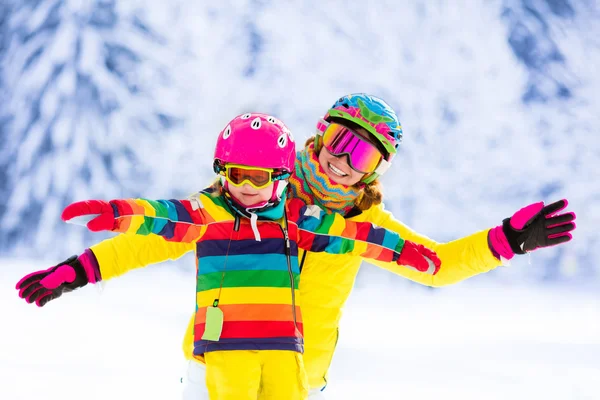 Mor och liten flicka lära sig åka skidor — Stockfoto