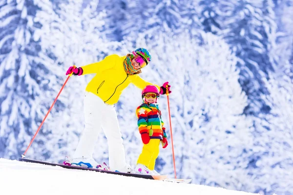 Moeder en meisje skiing — Stockfoto