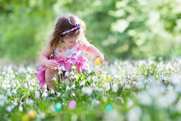 Niña en la búsqueda de huevos de Pascua —  Fotos de Stock