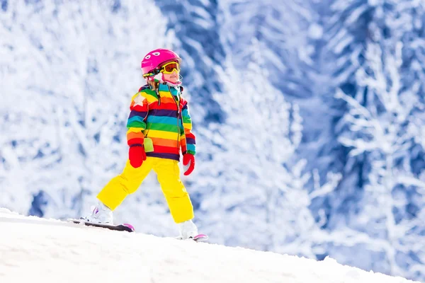 Malá holčička, lyžování na horách — Stock fotografie