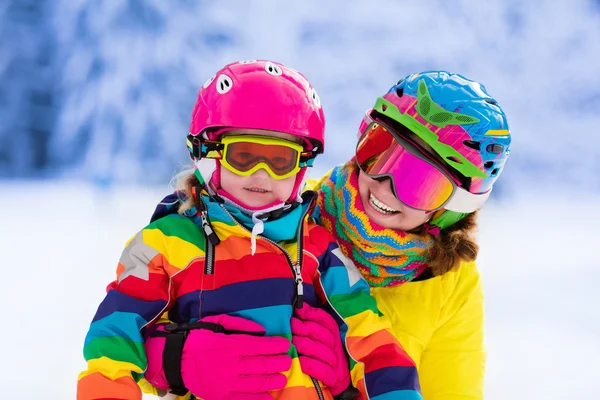 Mor och liten flicka lära sig åka skidor — Stockfoto