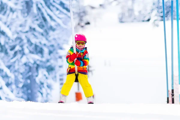 Gyermek a ski lift — Stock Fotó