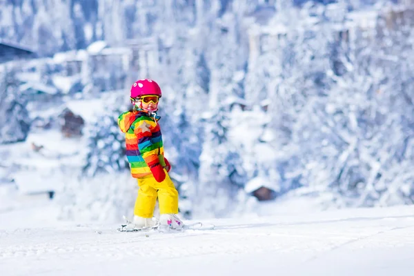 Meisje skiën in de bergen — Stockfoto